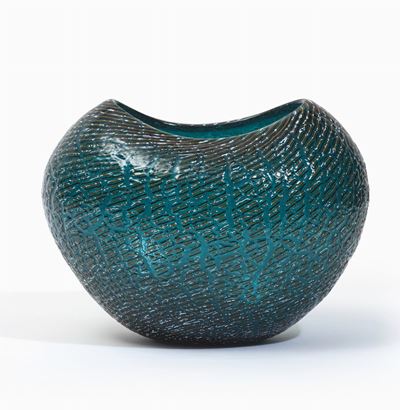 Lino Tagliapietra, Vaso Torcello in vetro ghiacciato celeste con canne nere disposte a spirale sp...