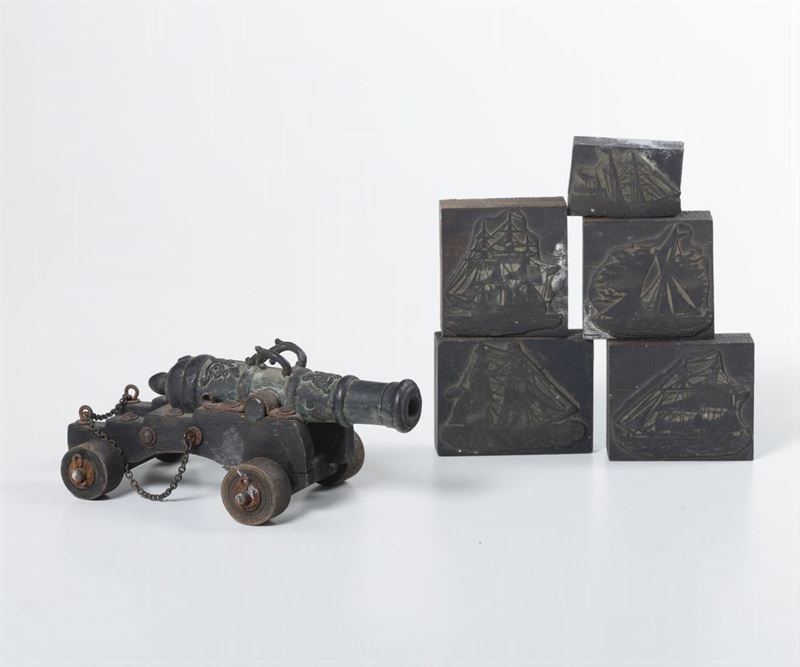 Lotto composto da stampini in legno e modellino di cannone, Italia XX secolo  - Auction Marittime Arts - Cambi Casa d'Aste