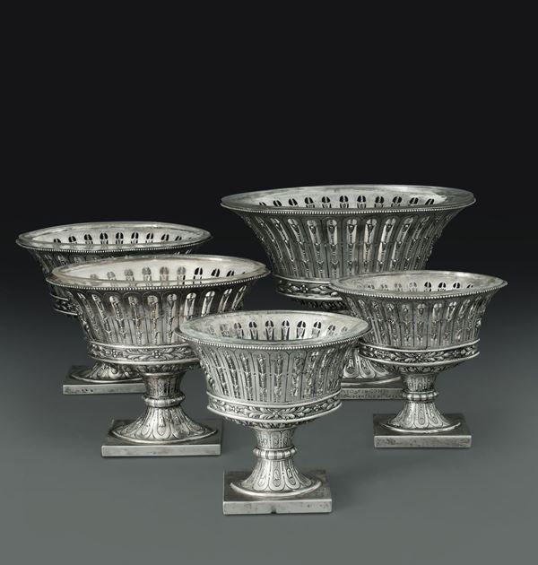 Cinque centrotavola in argento fuso, traforato e inciso e vetro. Manifattura di Hanau, Germania XIX-XX  [..]