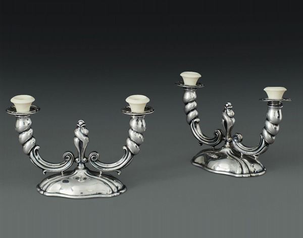 Coppia di candelabri in argento e bachelite. Argenteria italiana del XX secolo