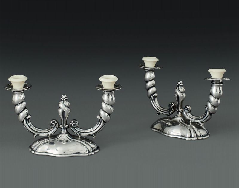 Coppia di candelabri in argento e bachelite. Argenteria italiana del XX secolo  - Asta L'Art de la Table - Cambi Casa d'Aste