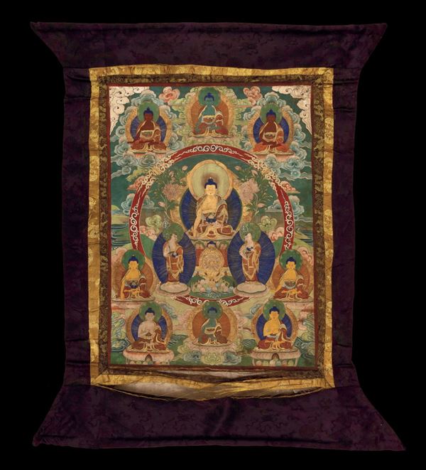 Thangka su seta con lumeggiature in oro e figura centrale di Buddha con discepoli, Tibet, XVIII secolo