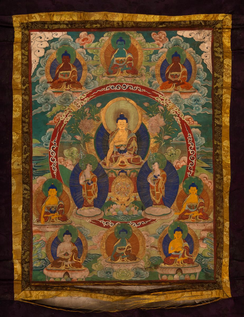 Thangka su Seta con Lumeggiature in Oro e Figura Centrale di Buddha con Discepoli, Tibet, XVIII S...
