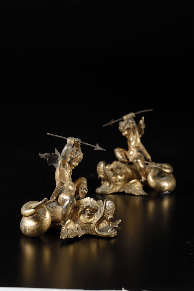 Coppia di Amorini che Cavalcano Tritoni. Bronzo Fuso, Cesellato e Dorato. Fonditore Italiano del ...