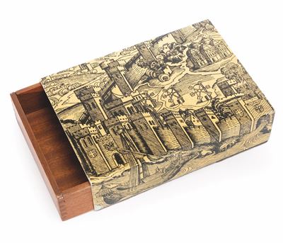 Piero Fornasetti, Scatola portacarte in legno e metallo smaltato con decoro di città medievale (M...
