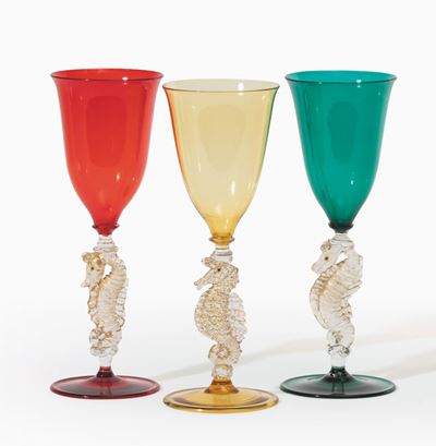 Venini, Set di tre bicchieri in vetro policromo con stelo a cavalluccio marino (Murano, 1950 ca.)