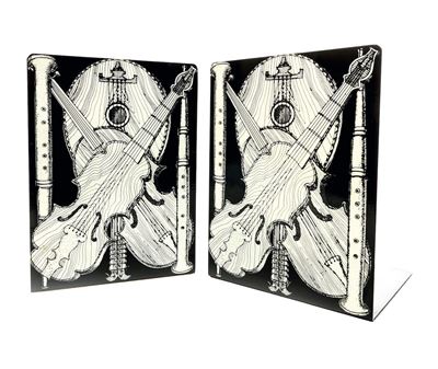 Piero Fornasetti, Coppia di fermalibri in metallo smaltato con decoro di strumenti musicali
