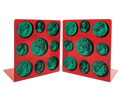 Fornasetti, Coppia di fermalibri in metallo smaltato (Milano, 1950 circa)