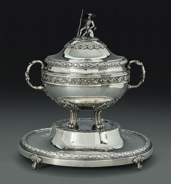 Importante zuppiera con presentoire in argento fuso, sbalzato e cesellato. Francia (?) ultimo quarto del XVIII secolo