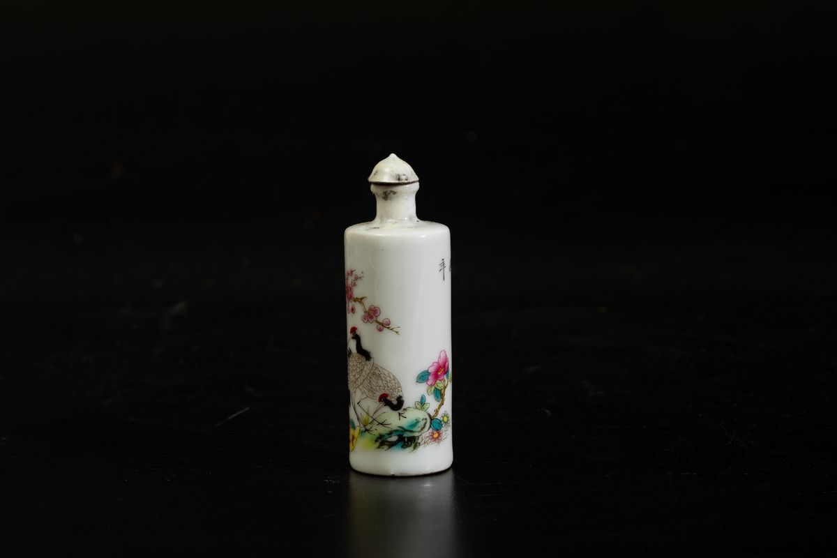 Snuff Bottle in Porcellana Famiglia Rosa con Gru, Fiori e Iscrizioni, Cina, Dinastia Qing, XIX Se...