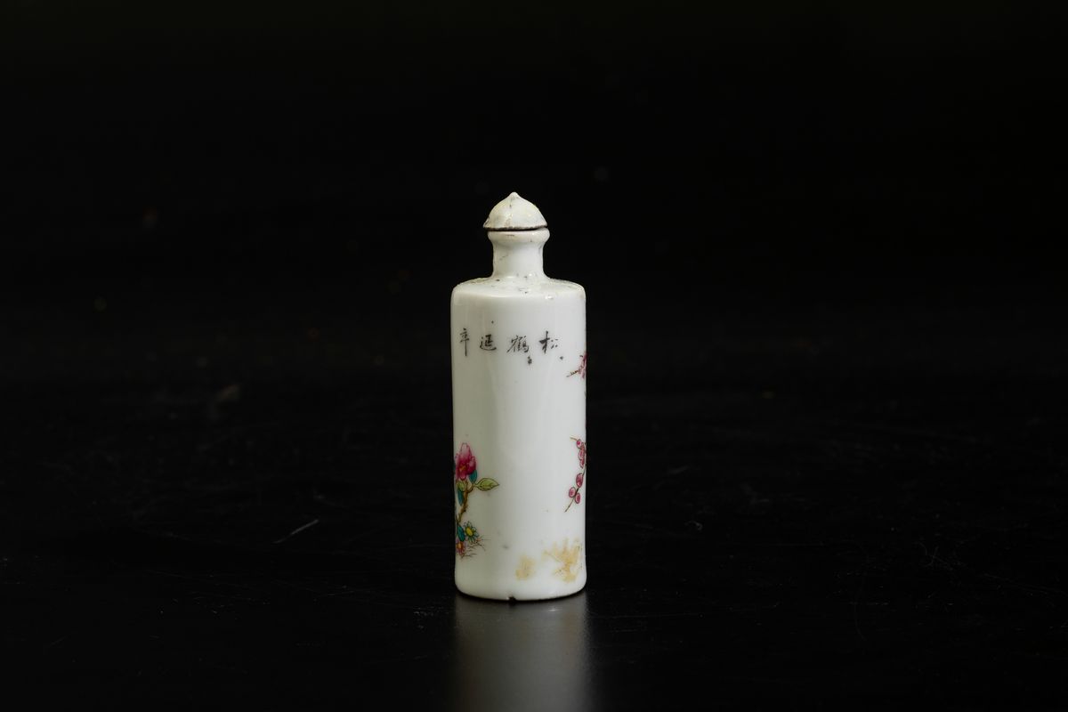 Snuff Bottle in Porcellana Famiglia Rosa con Gru, Fiori e Iscrizioni, Cina, Dinastia Qing, XIX Se...