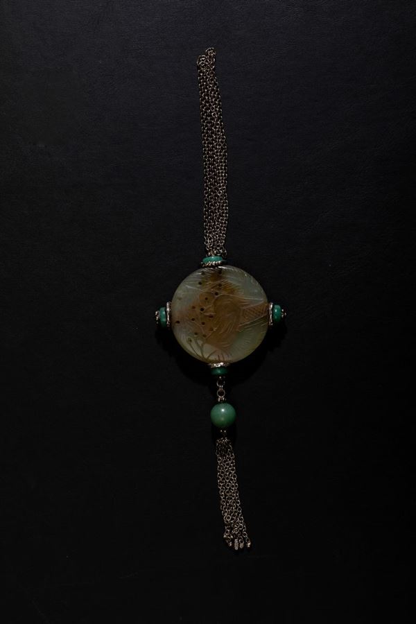 Lotto composto da ciondolo in giada con decori incisi e pietre dure e collana con perle in giada, Cina, XX secolo