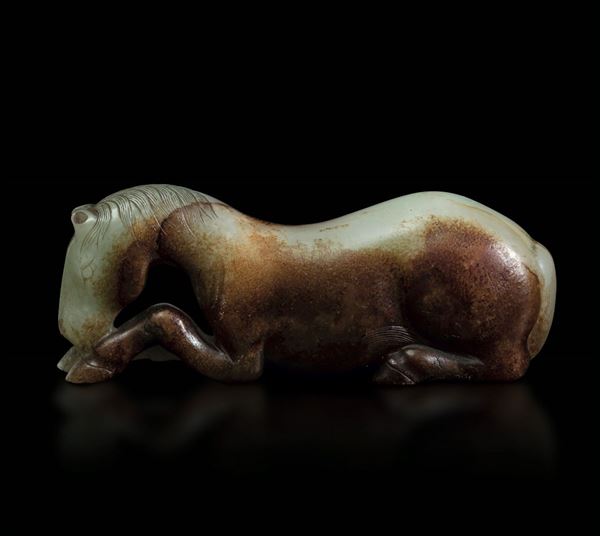 Figura di cavallo accovacciato scolpita in giada Celadon e russet, Cina, probabilmente Dinastia Ming