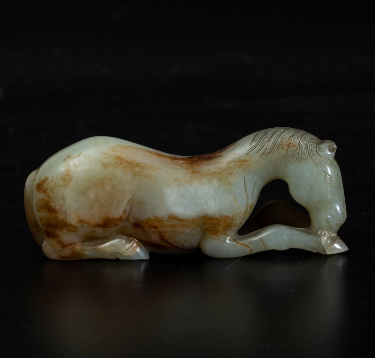 Figura di Cavallo Accovacciato Scolpita in Giada Celadon e Russet, Cina, Probabilmente Dinastia M...