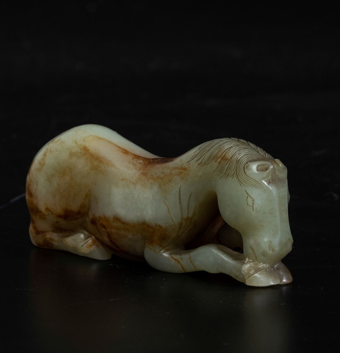 Figura di Cavallo Accovacciato Scolpita in Giada Celadon e Russet, Cina, Probabilmente Dinastia M...