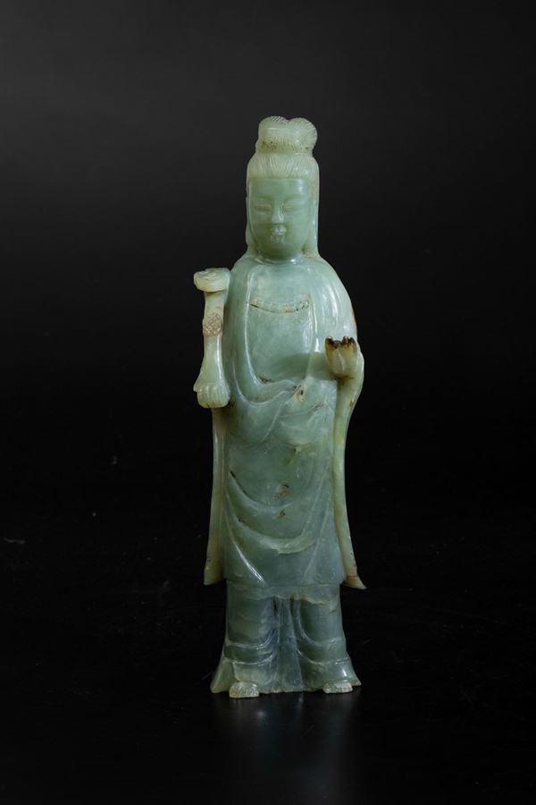 Figura di Guanyin con ruyi scolpita in giadeite, Cina, XX secolo