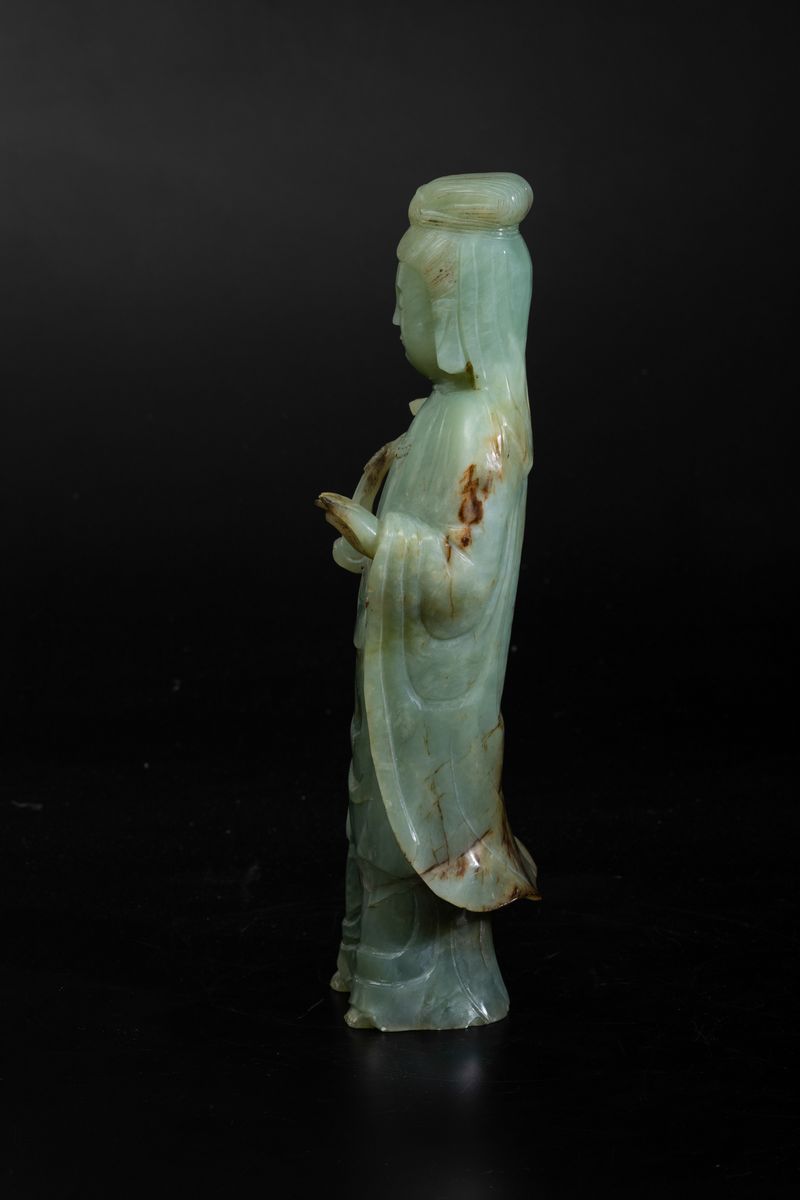 Figura di Guanyin con Ruyi Scolpita in Giadeite, Cina, XX Secolo