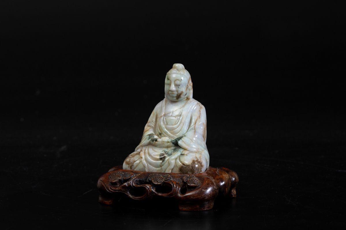 Figura di Buddha Seduto Scolpito in Giadeite, Cina, Repubblica, XX Secolo