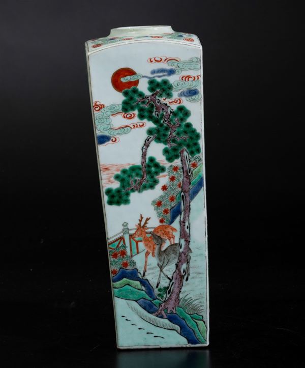 Vaso a sezione quadrata a smalti policromi con scene naturalistiche, Cina, Dinastia Qing, epoca Kangxi (1662-1722)