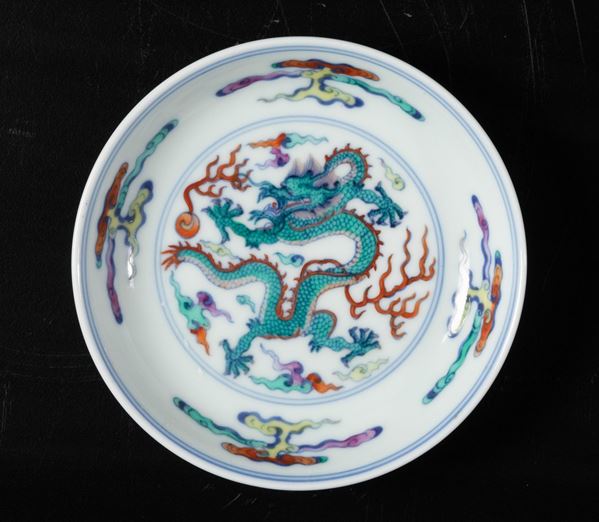 Piattino in porcellana Doucai con figura centrale di drago tra le nuvole, Cina, Dinastia Qing, marca e del periodo Yongzheng (1723-1735)