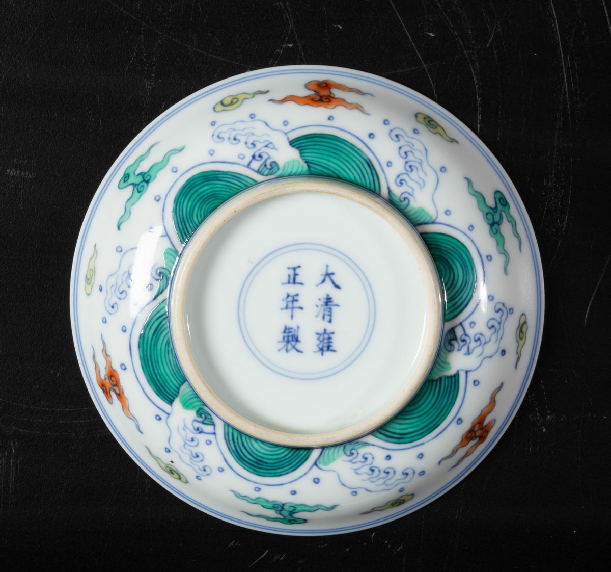 Piattino in Porcellana Doucai con Figura Centrale di Drago tra le Nuvole, Cina, Dinastia Qing, Ma...