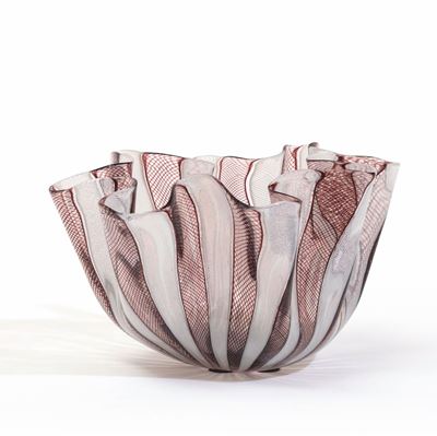 Fulvio Bianconi, Vaso a fazzoletto Venini in vetro soffiato con decoro a canne zanfirico lattimo ...