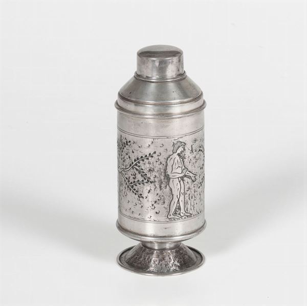 Shaker in argento con decori cesellati. Argenteria italiana del XX secolo. Argentiere Castaudi e Gautero, Vercelli