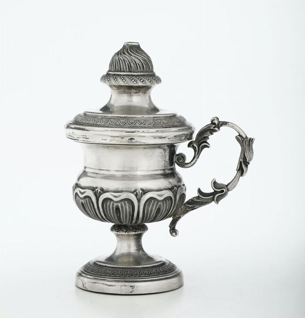 Stoppiniera in argento fuso, sbalzato e cesellato, Firenze, XIX secolo. Bollo di garanzia della cittÃ  (Marzocco).