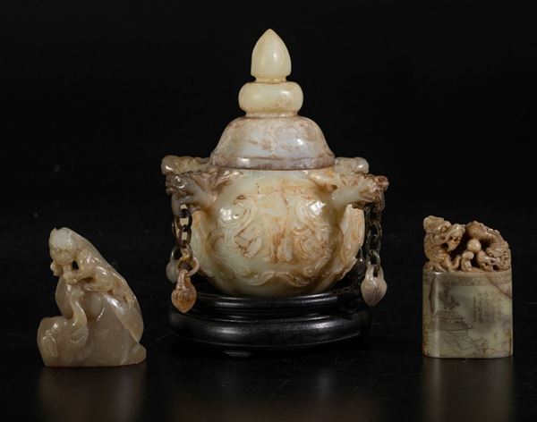 Lotto composto da un incensiere con coperchio in giada, un piccolo gruppo scolpito in agata e un sigillo in saponaria, Cina, XIX-XX secolo
