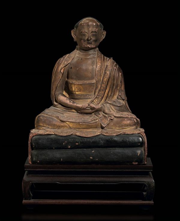 Figura di monaco seduto in meditazione in terracotta dipinta e dorata, Tibet, XVIII secolo