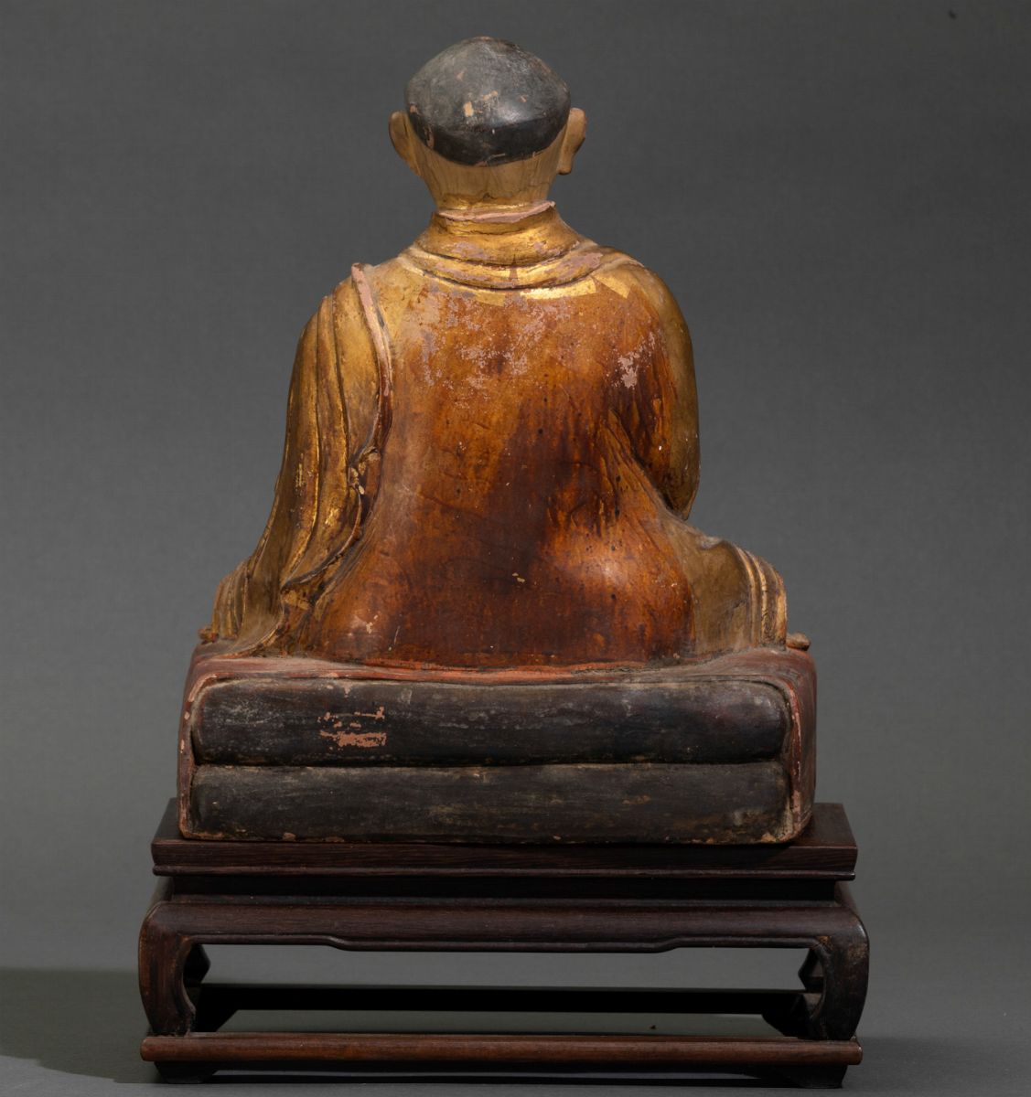Figura di Monaco Seduto in Meditazione in Terracotta Dipinta e Dorata, Tibet, XVIII Secolo