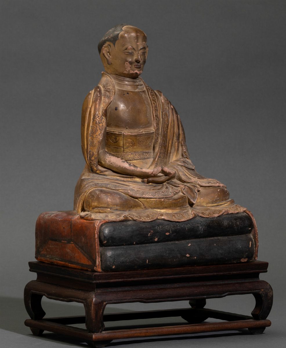 Figura di Monaco Seduto in Meditazione in Terracotta Dipinta e Dorata, Tibet, XVIII Secolo