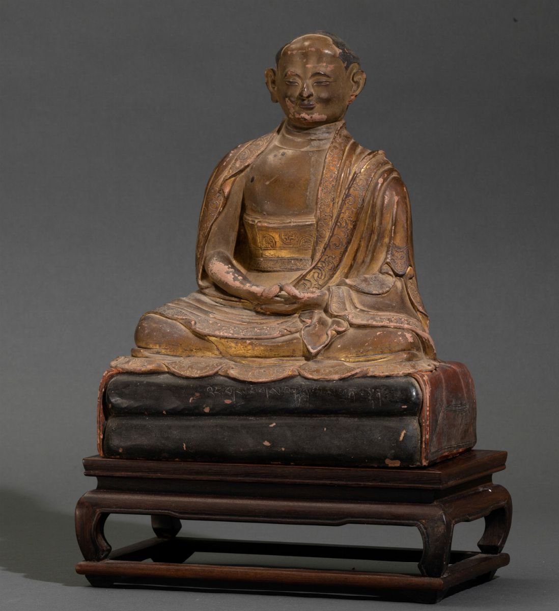 Figura di Monaco Seduto in Meditazione in Terracotta Dipinta e Dorata, Tibet, XVIII Secolo