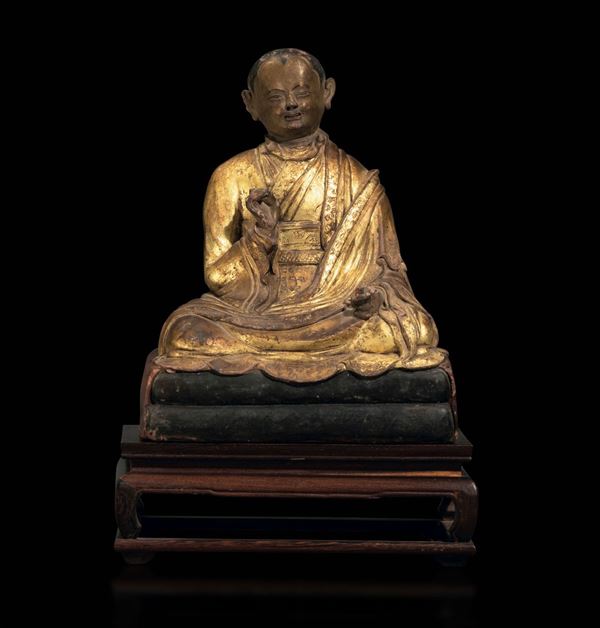 Figura di monaco seduto in terracotta dipinta e dorata, Tibet, XVIII secolo