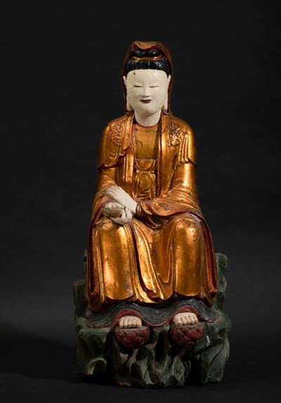 Grande Figura di Guanyin Seduta su Roccia con Scroll in Legno Laccato e Dorato, Cina, Dinastia Qi...