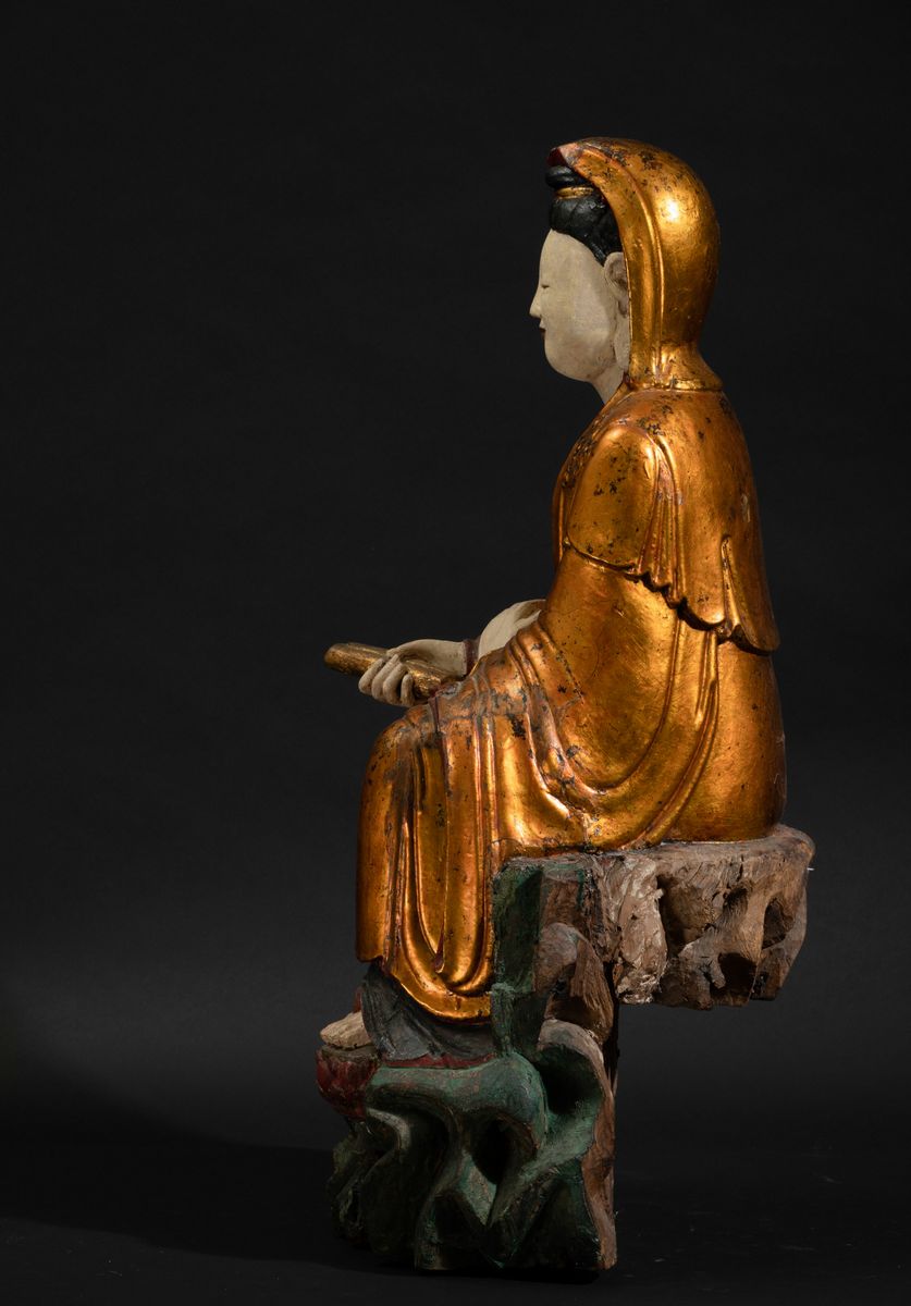 Grande Figura di Guanyin Seduta su Roccia con Scroll in Legno Laccato e Dorato, Cina, Dinastia Qi...