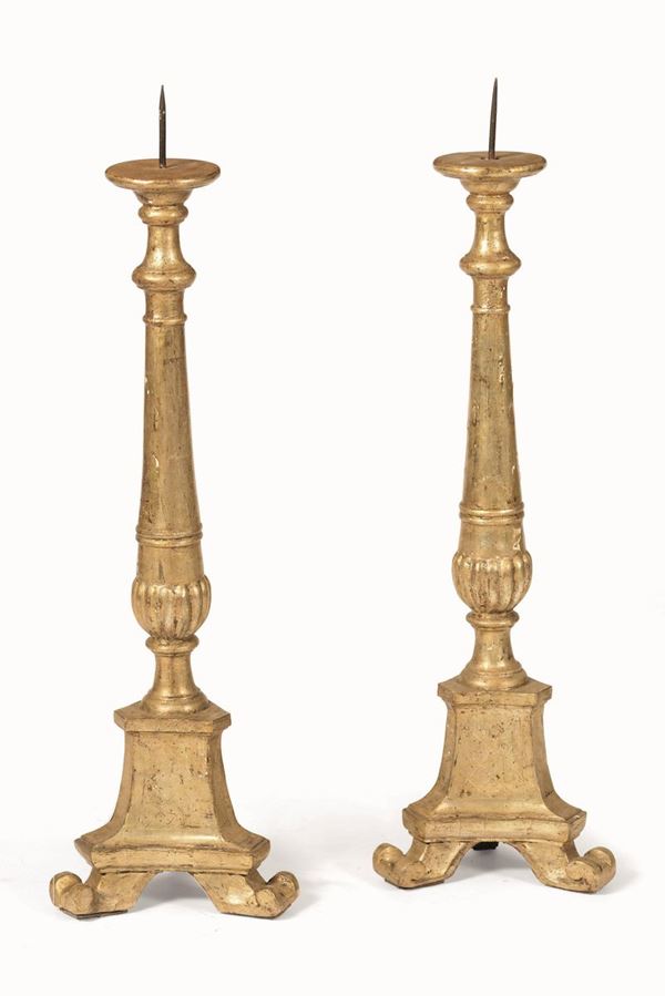 Coppia di candelieri in legno intagliato e dorato, XVIII-XIX secolo