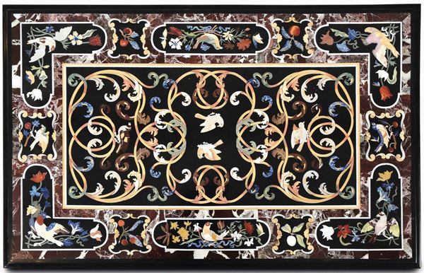 Piano in marmo nero decorato “a commesso” con marmi colorati e pietre dure. Manifattura del XX-XXI secolo