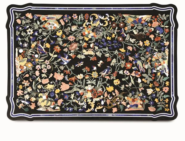 Piano in marmo nero decorato “a commesso” con marmi colorati e pietre dure. Manifattura del XX-XXI secolo