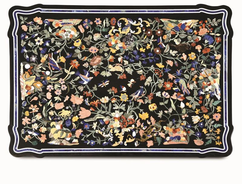Piano in marmo nero decorato “a commesso” con marmi colorati e pietre dure. Manifattura del XX-XXI secolo  - Asta Importanti Sculture, Arredi e Oggetti d'Arte - Cambi Casa d'Aste