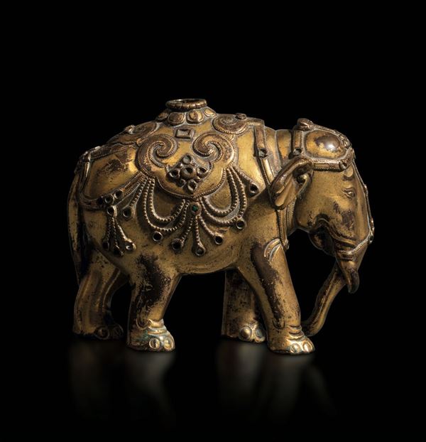 Rara figura di elefante in bronzo dorato con innesti di pietre dure, Cina, Dinastia Ming, XVII secolo