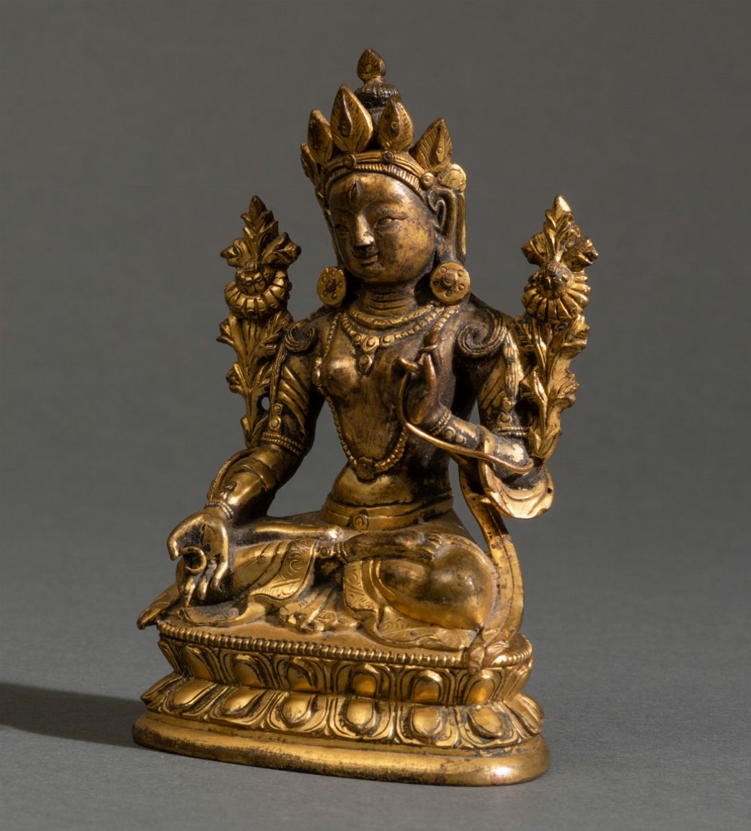 Figura di Avalokitesvara Seduto su Doppio Fiore di Loto in Bronzo Dorato, Tibet, XVIII Secolo