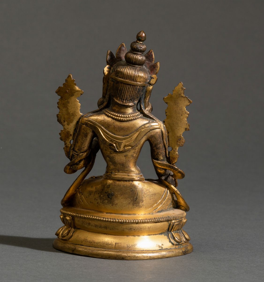 Figura di Avalokitesvara Seduto su Doppio Fiore di Loto in Bronzo Dorato, Tibet, XVIII Secolo