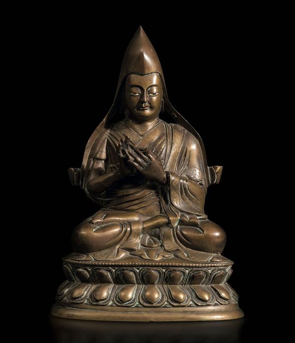 Figura di Lama Tsongkhapa seduto su doppio fiore di loto in bronzo, Tibet, XVIII secolo