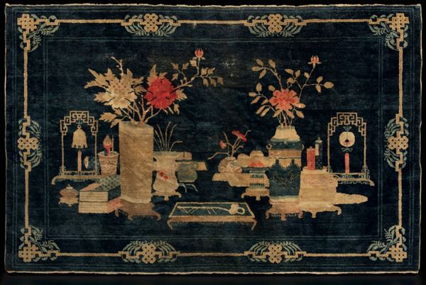 Tappeto raffigurante soggetto naturalistico su fondo blu, Cina, Pechino, inizio XX secolo