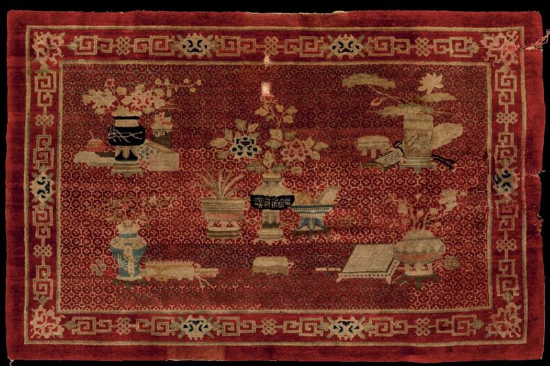 Tappeto con decori naturalistici su fondo rosso, Cina, Pechino, inizio XX secolo  - Asta Fine Chinese Works of Art - Cambi Casa d'Aste