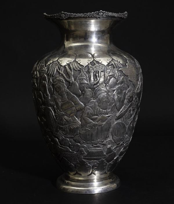 Vaso in argento sbalzato e cesellato raffigurante viandanti entro paesaggio, Persia, XIX secolo
