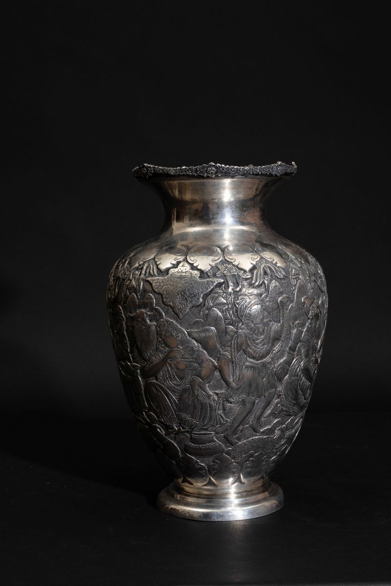 Vaso in Argento Sbalzato e Cesellato Raffigurante Viandanti Entro Paesaggio, Persia, XIX Secolo
