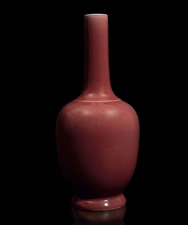 Vaso a bottiglia in porcellana monocroma sangue di bue, Cina, inizio XX secolo