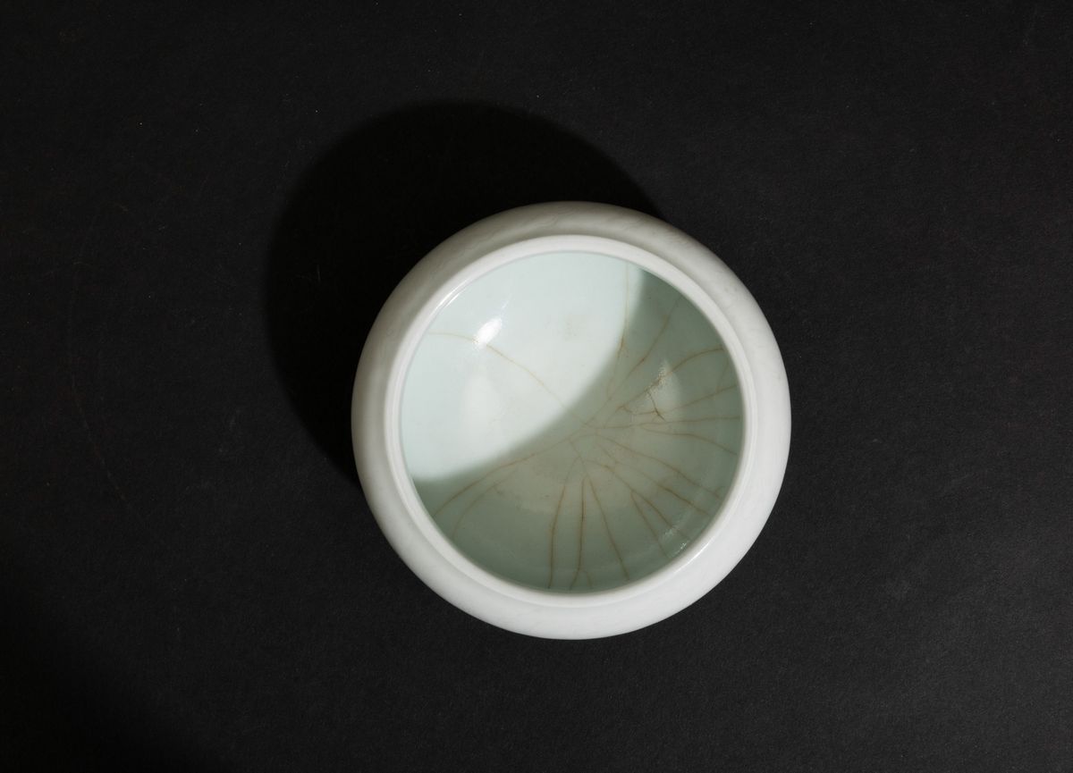 Sciacquapennelli Circolare in Porcellana Celadon con Figura di Drago Incisa, Cina, Dinastia Qing,...